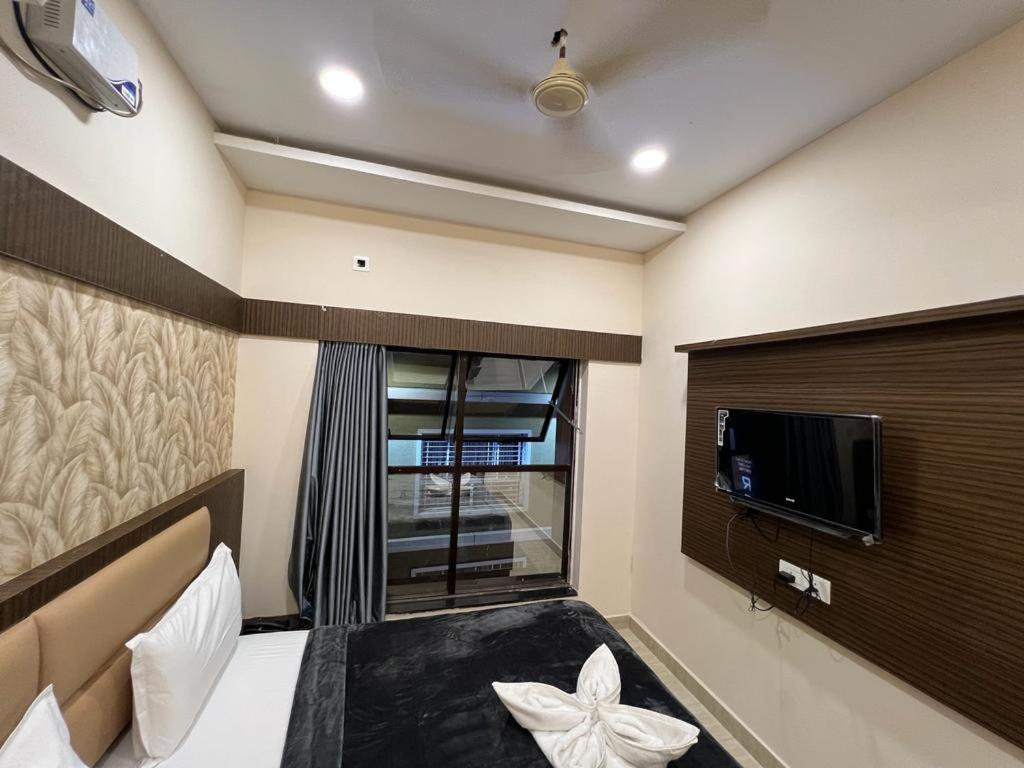 The Park Avenue - Business Class Near Railway Station Periyamet Lodge