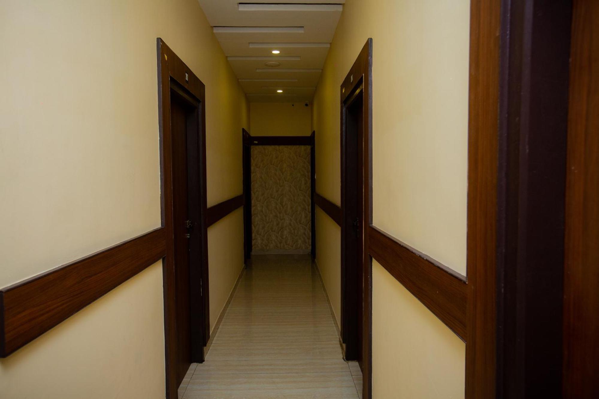 The Park Avenue - Business Class Near Railway Station Periyamet Lodge