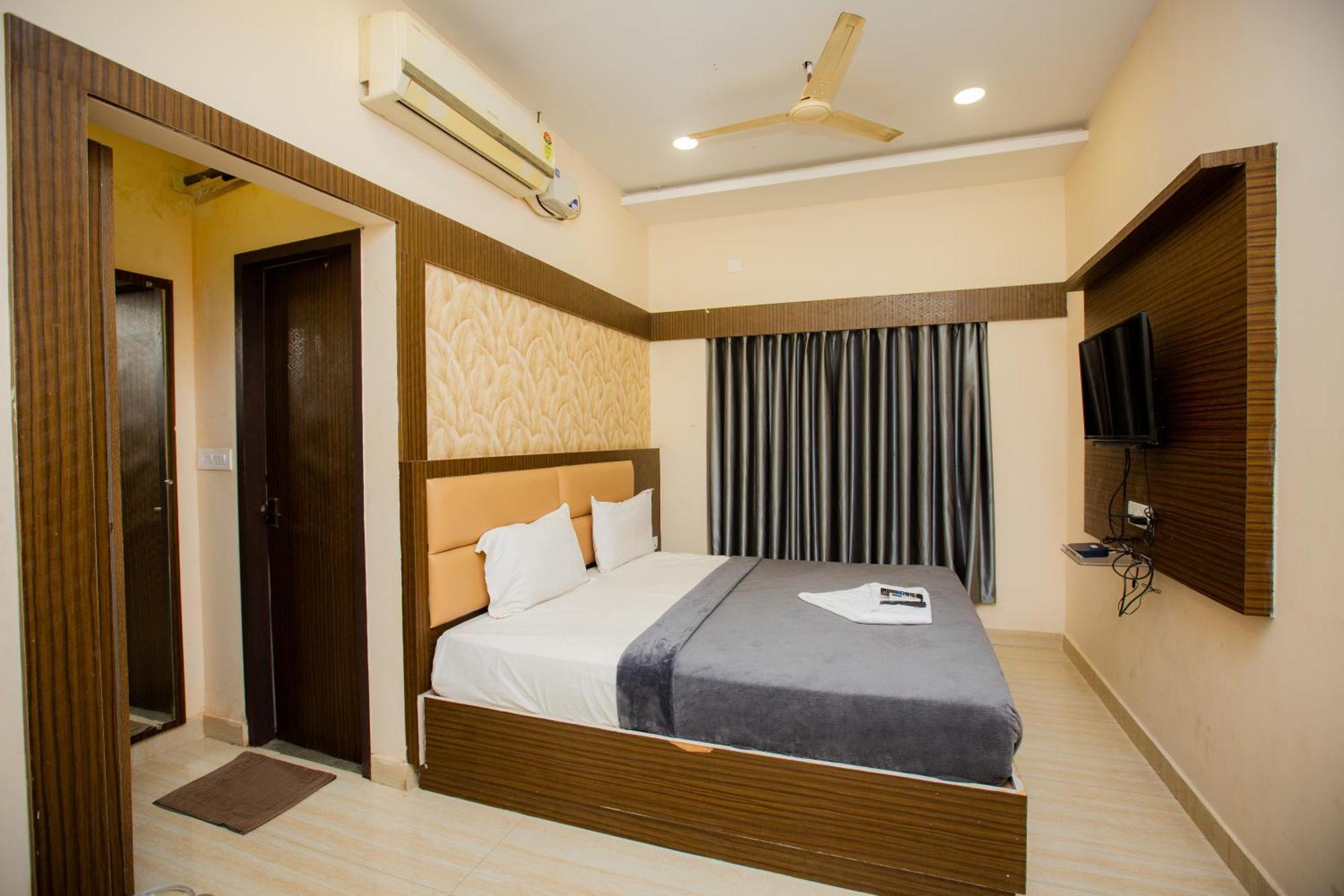 The Park Avenue - Business Class Near Railway Station Periyamet Lodge