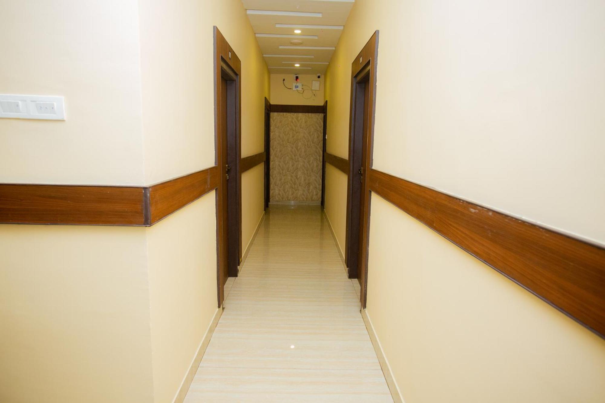 The Park Avenue - Business Class Near Railway Station Periyamet Lodge *