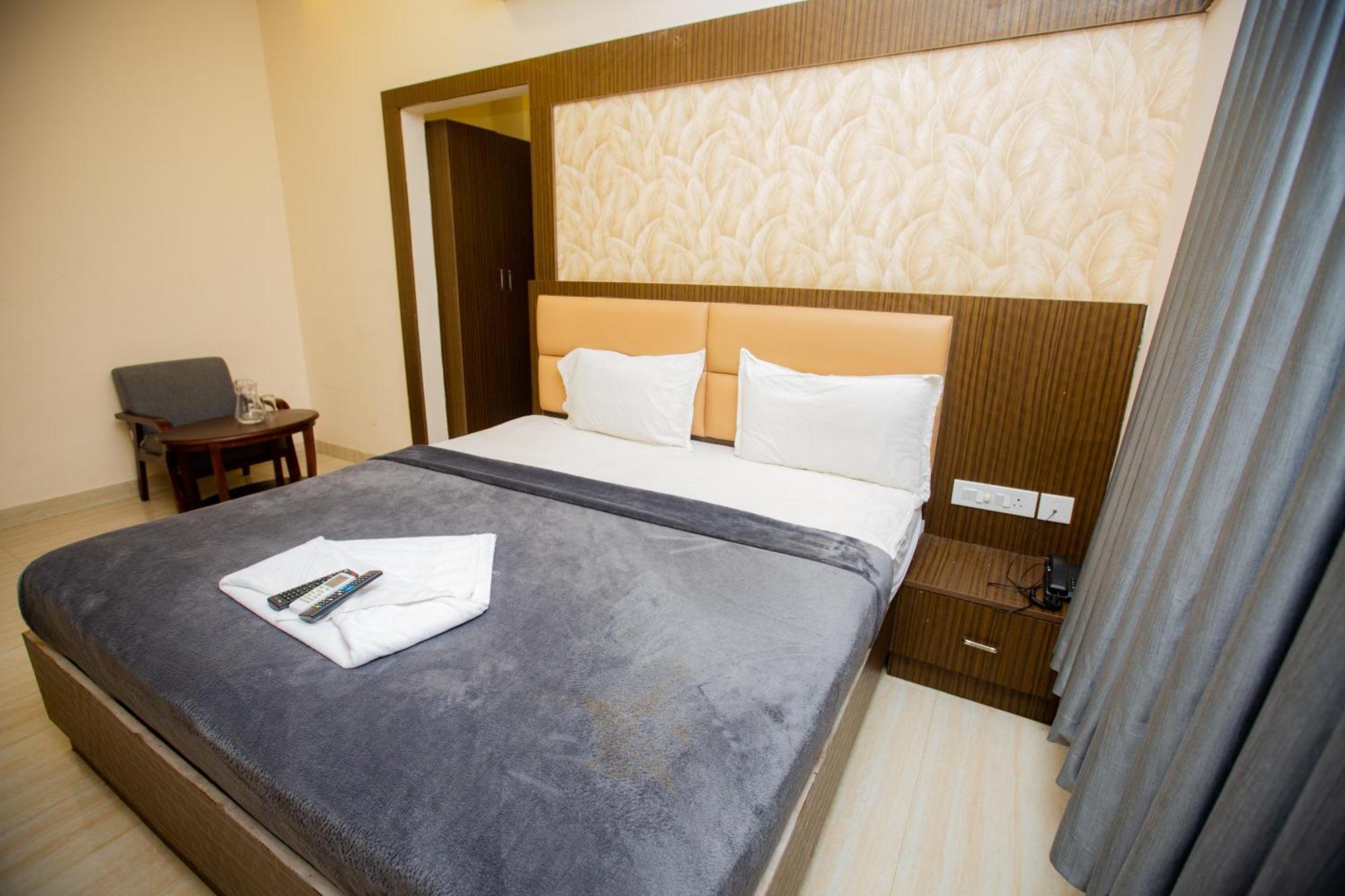 The Park Avenue - Business Class Near Railway Station Periyamet Lodge